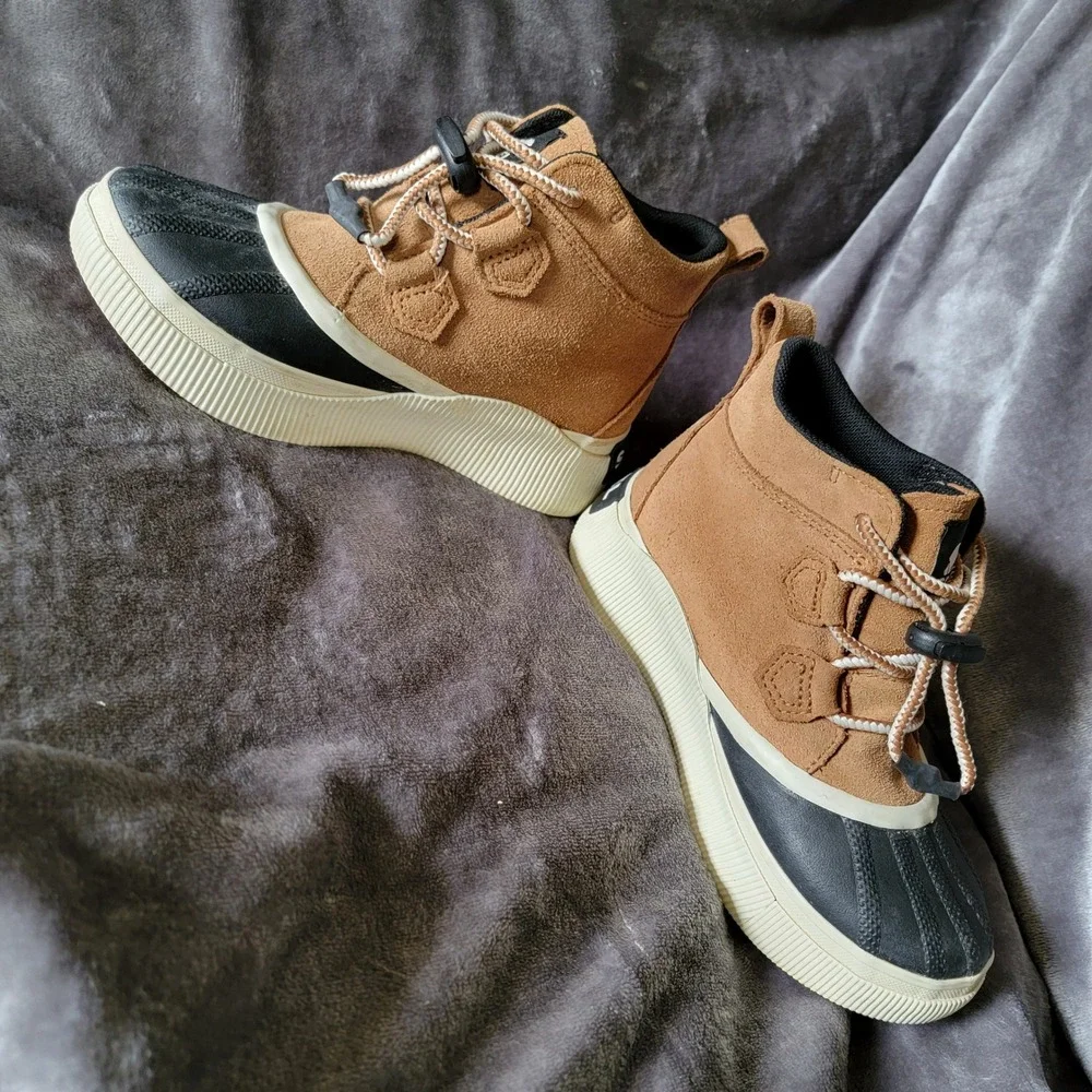 Sorel Out N About Classic Boots Kids Size 3 Tan Black Excellent Waterproof